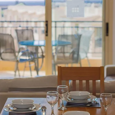 Royal Seacrest Crown-jewel, 2b, Pools, Sea, Center Appartement